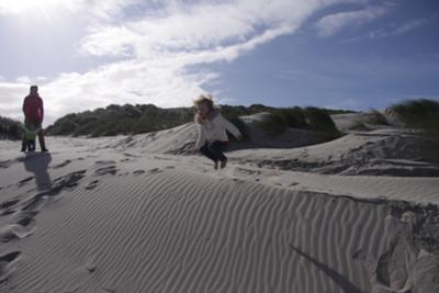 Mama en Sanne kijken toe