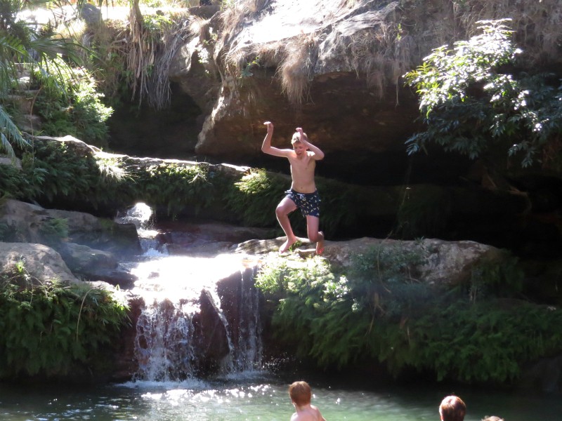 Zeb springt in het koude water van Piscine Naturelle