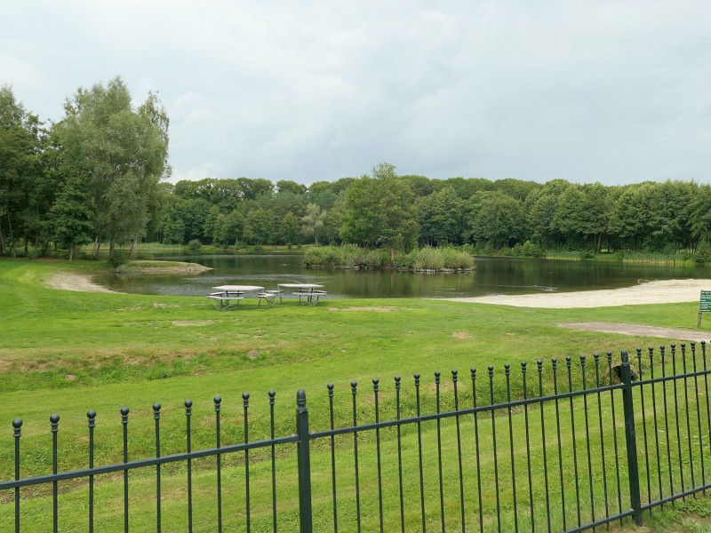 Uitzicht op de Elfenvijver vanuit de chalets Habana