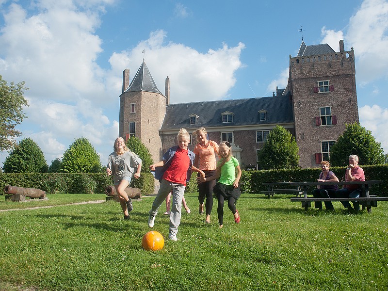 Voetballen in de kasteeltuin bij Stayokay Heemskerk