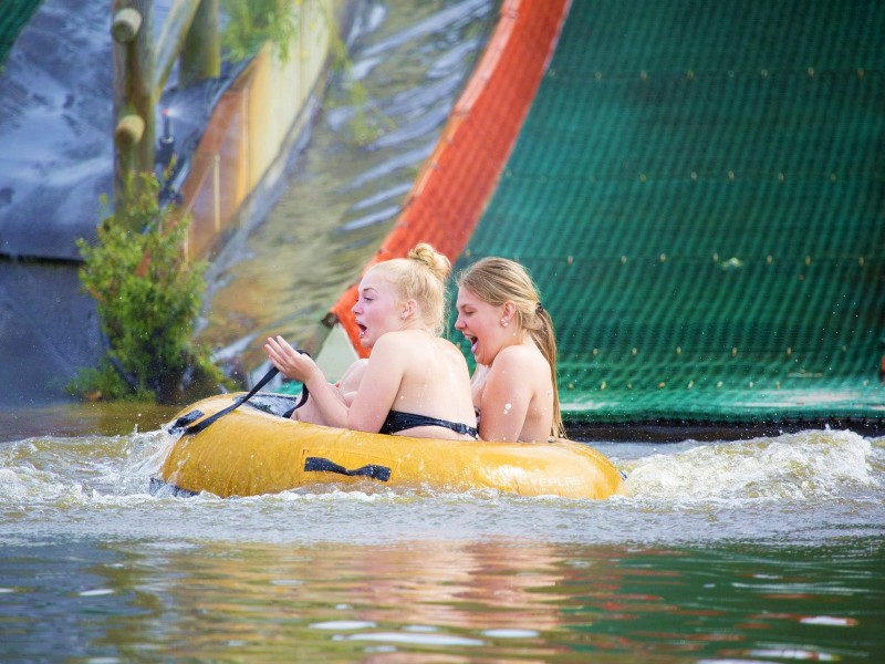 Tieners hebben plezier in de tubby splash bij Capfun het Stoetenslagh