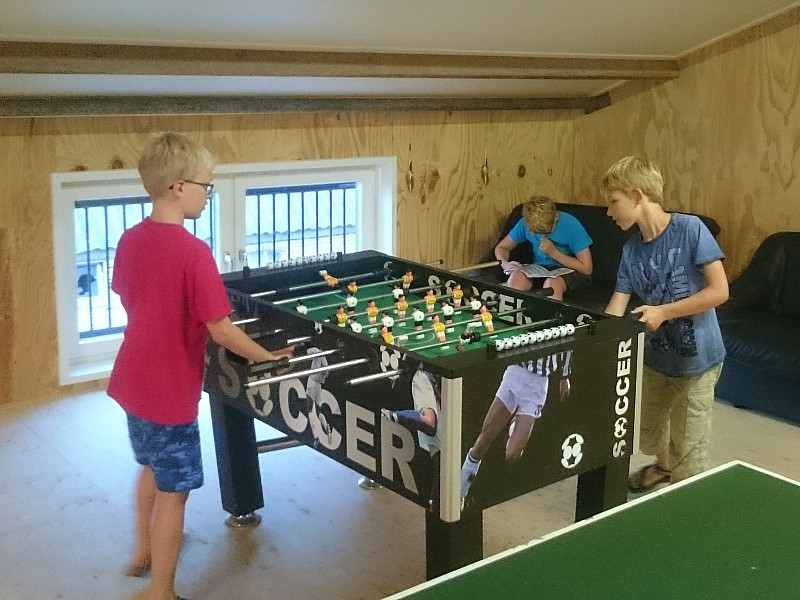 De speelzolder met het tafelvoetbalspel