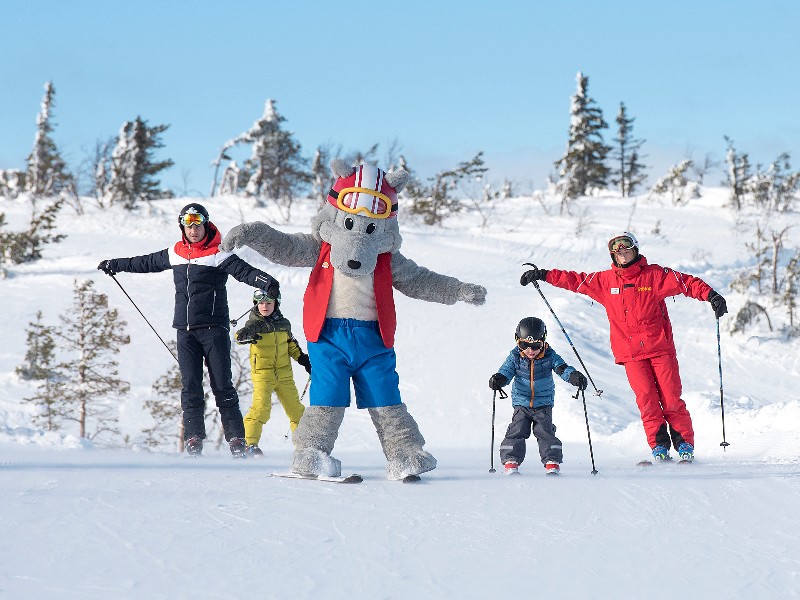 Gezin met de Mascotte van Stöten op de skipiste