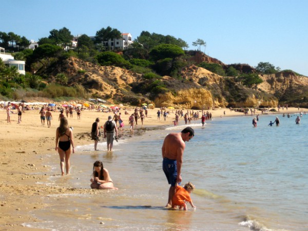 Het strand bij Albufeira in de Algarve