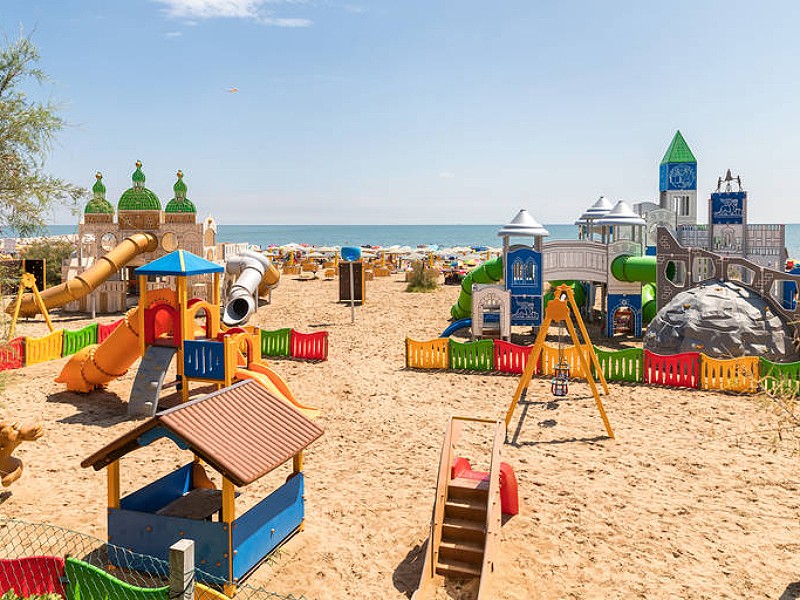 Speeltuin op het strand in Italië