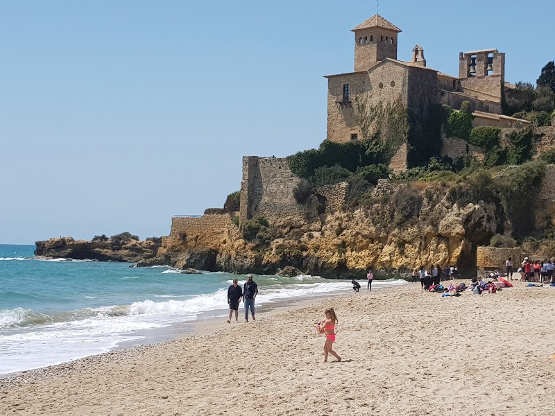 Het strand en kasteel van Tamarit aan de Costa Dorada