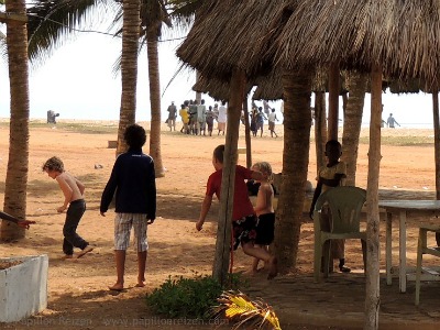 Met de lokale kinderen spelen op het strand van Togo