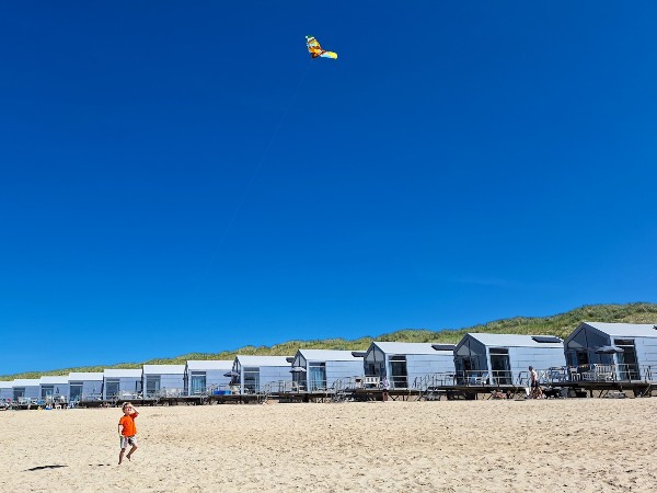 Tijdens een verblijf in een beach house van Roompot Strandhuisjes Julianadorp vergeet je de tijd, duik je in de vakantiebubbel en geniet je van 24/7 Beach-Life.