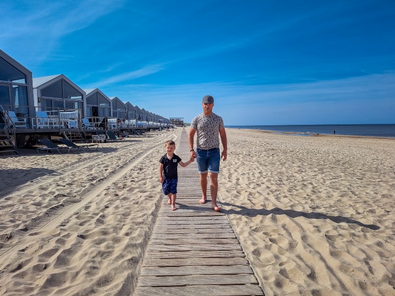 Via het vlonderpad wandel je zo naar je Beach house