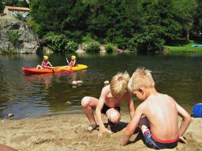 Mooi strandje op een camping in de Ardeche