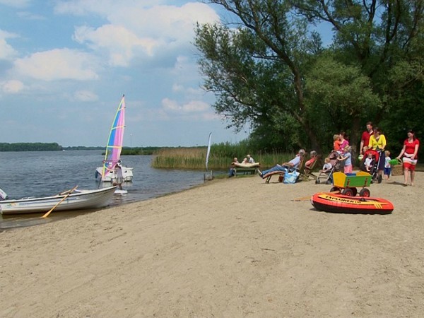 strandje aan het Veluwe meer