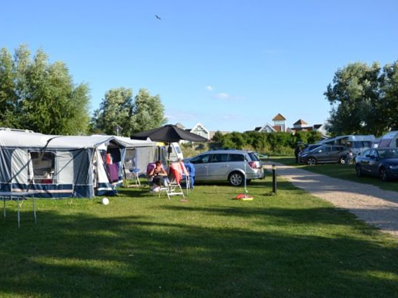 Kampeerplaatsen op het campingterrein van het vakantiepark.