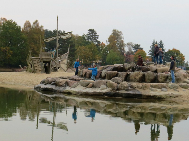 Zeb en Tycho spelen bij het meertje van Südsee camp