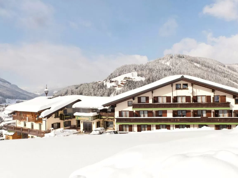 Het iets hoger gelegen Hotel Alpenkrone in Filzmoos, Oostenrijk