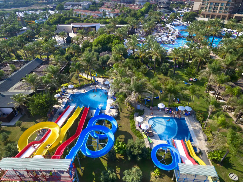 Zwembad met glijbanen bij Sunis Kumköy Beach Resort