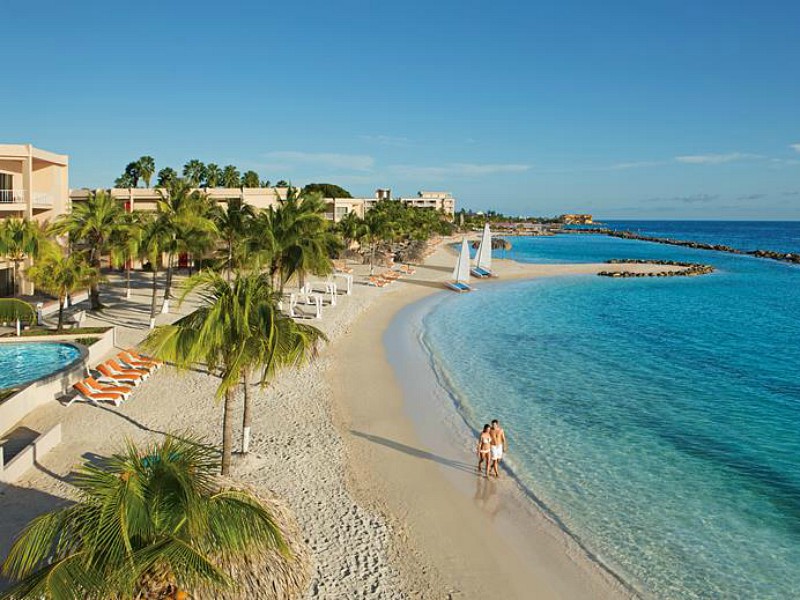 Zwembad aan het strand van het sunscape hotel op Curacao
