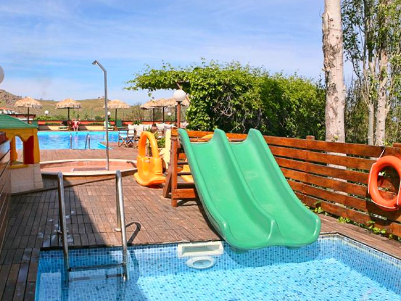 Kinderbadje bij het zwembad van Hotel Belvedere op Lesbos.