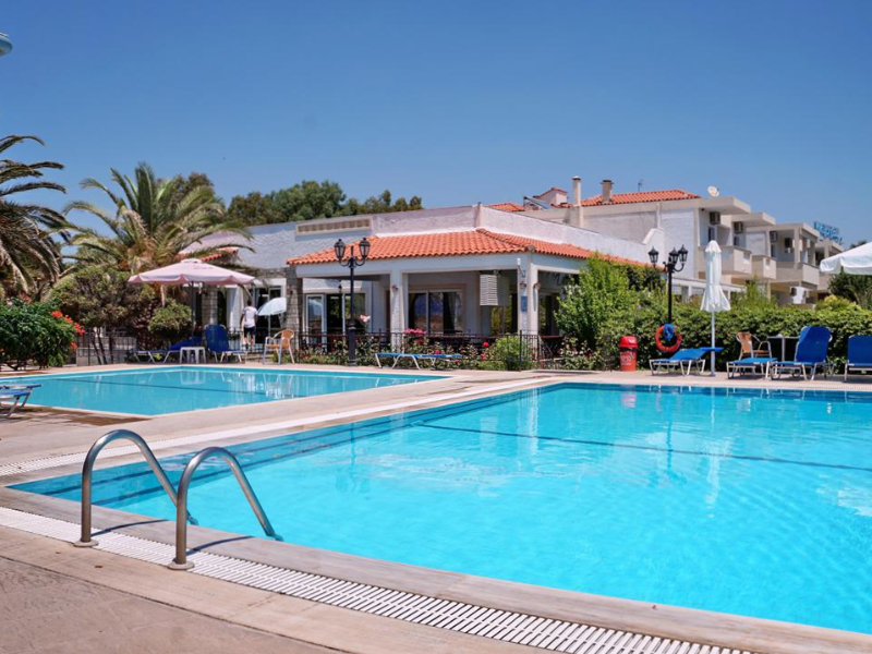 Uitzicht over het zwembad en kinderbad van Hotel Kalloni Bay op Lesbos.