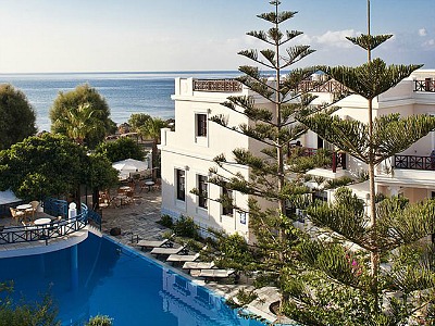 Het hotel met het zwembad en de zee op de achtergrond