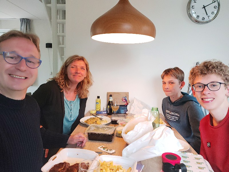 We genieten van ons bestelde eten van Restaurant Suyderoogh in ons huisje