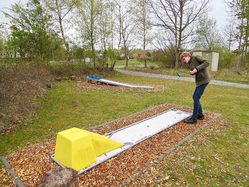 Zeb in actie op de minigolfbaan