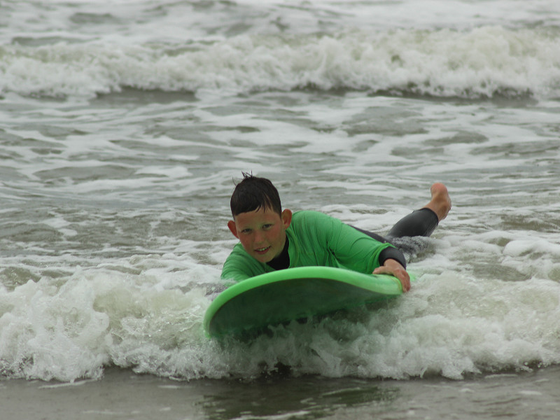 Sven op het surfboard in zee