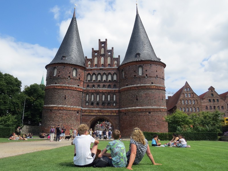 Op het grote grasveld voor de Holstentor in Lübeck kun je even heerlijk relaxen