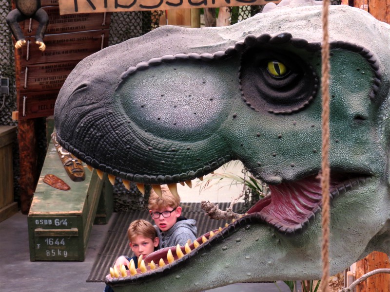Zeb en Tycho worden opgegeten door een enorme T-rex