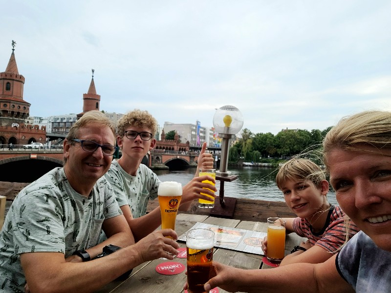 We pakken een terrasje bij Pirates Berlin met uitzicht op de Oberbaumbrücke