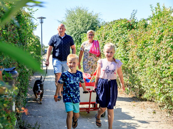 Kids trekken de bolderwagen