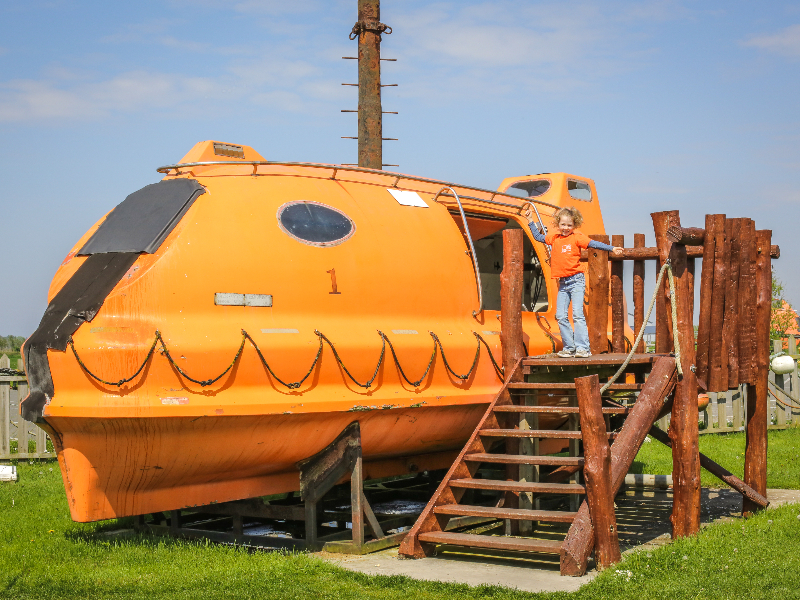 Kinderen kijken hun ogen uit in het Juttermuseum. Overal oude boten waar je in en op mag klimmen, een gave speeltuin en een superleuke speurtocht!