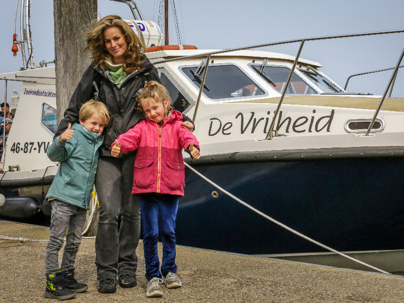 Elisabeth en haar kinderen gingen op pad met De Vrijheid op Texel om zeehonden te spotten.
