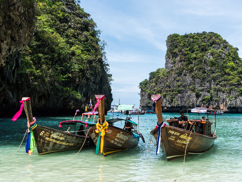 Vissersbootjes bij Phuket in het Zuid Westen van Thailand