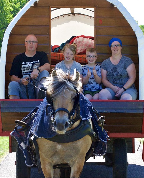 Thor heste gezin op huifwagen