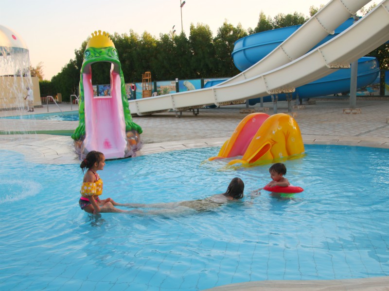 kinderen spelen in het kinderbad