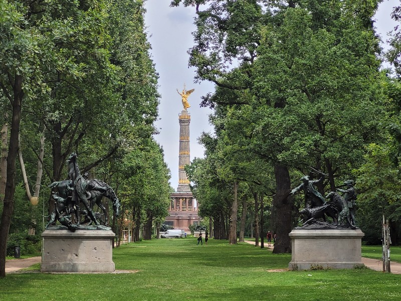De Siegessäule en twee beelden in de Tiergarten van Berlijn