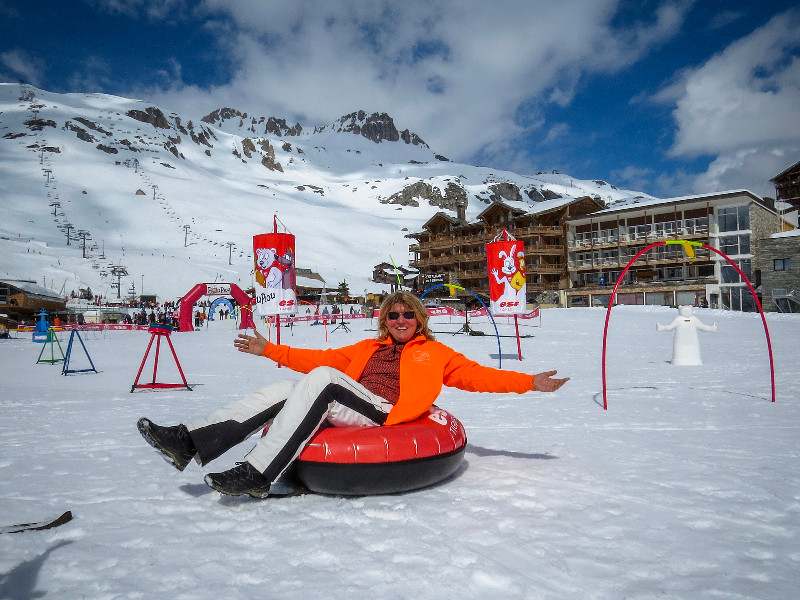 Sabine aan het tuben in Tignes 