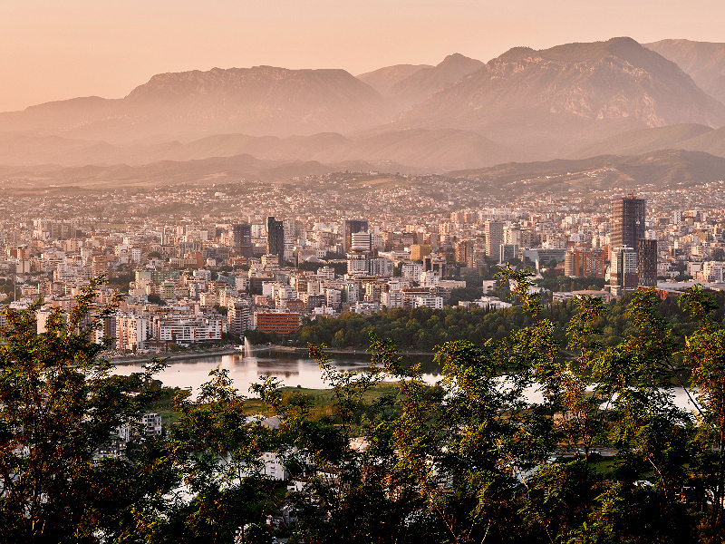 Uitzicht over de hoofdstad Tirana van Albanië