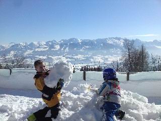 Spelen in de sneeuw