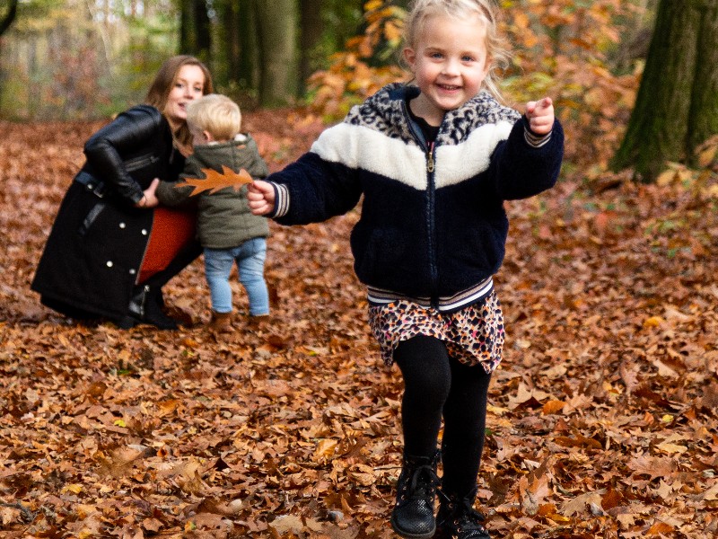 Meisje in het bos, vakantie in de herfst