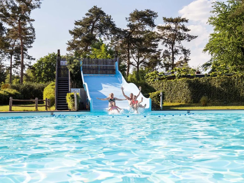 Lekker glijden van de glijbaan op vakantiepark Resort Garderen op de Veluwe