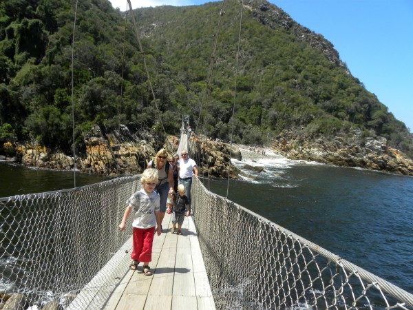 Op de touwbrug in Tsitsikamma tijdens onze rondreis in Zuid Afrika