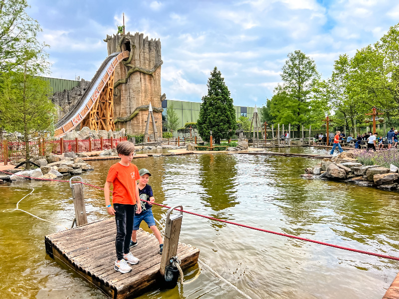 Beleef de magie van Toverland in Noord-Limburg! Barbara ontdekte de zes betoverende themagebieden, gave attracties, spannende achtbanen, overdekt spelen en meer