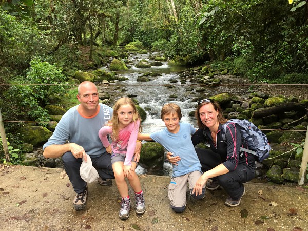 Gezin voor beekje in de Jungle