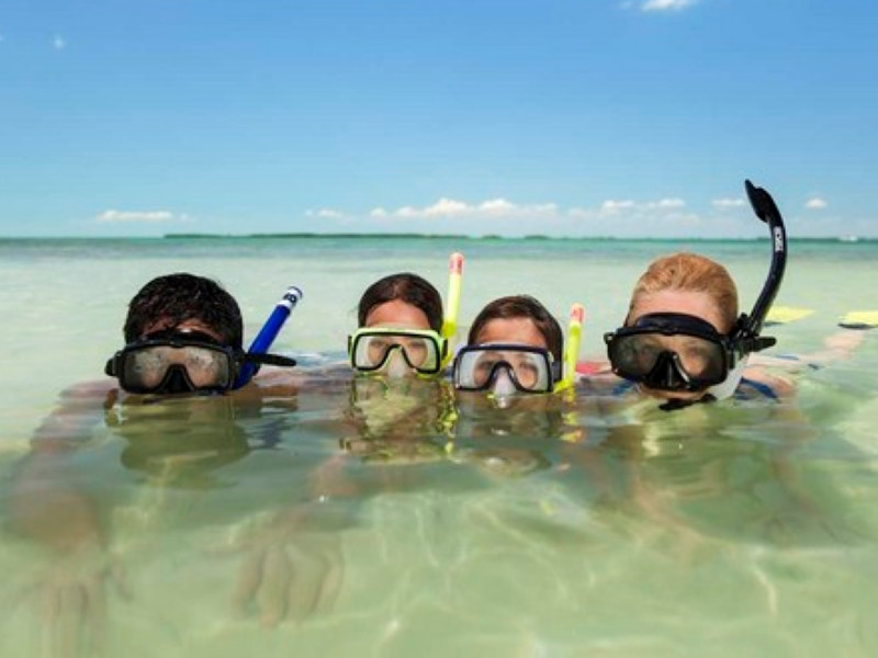 Travelnauts foto van gezin snorkelend in zee in Amerika