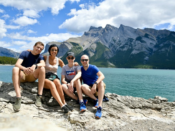 Gezin op reis in Canada bij de meren