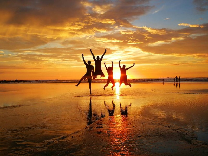 kinderen springen op het strand