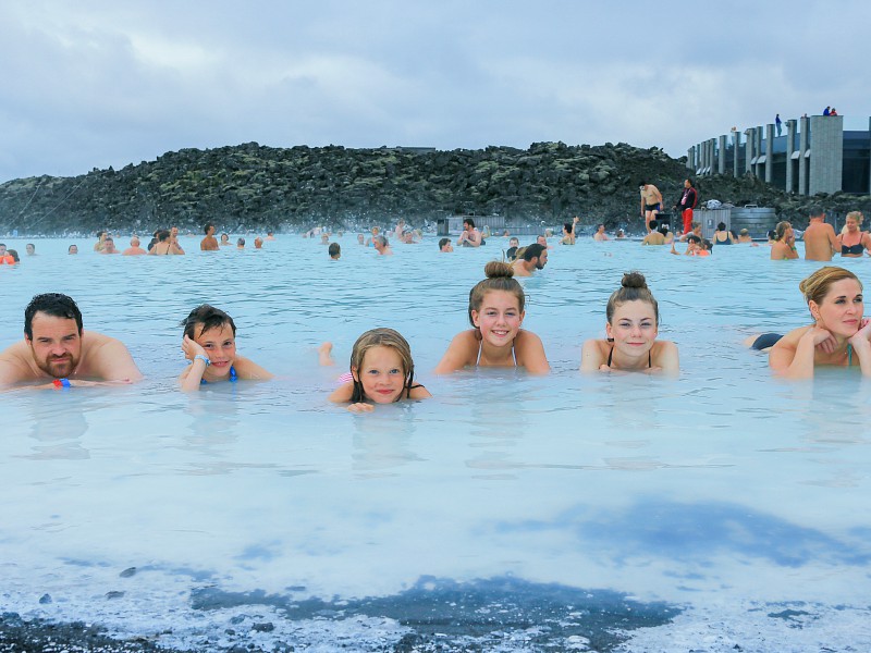 Gezin aan het badderen in de Blue Lagoon