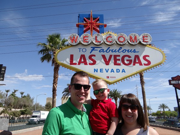 Een gezin voor het Las Vegas bord