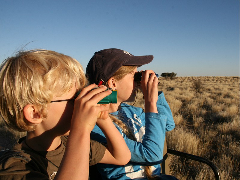 Kids spotten wilde dieren met de verrekijker
